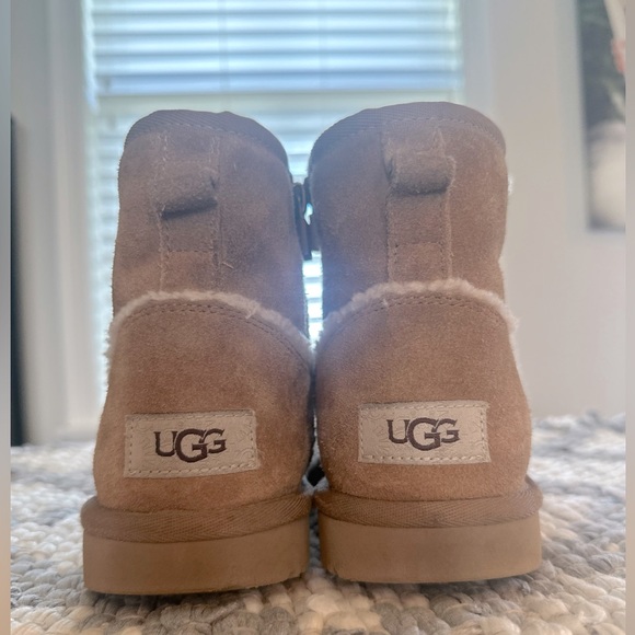 UGG Shoes - UGG
UGG Women's Classic Mini II Winter Boot Sz 4